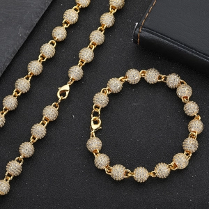 Détail du collier hip-hop 8mm avec perles rondes serties de zircons étincelants