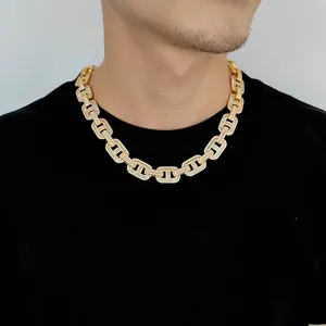 Dettaglio della collana cubana da 15mm in oro con micro-pave di zirconi su modello