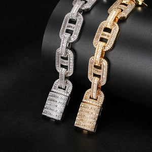Dettagli di bracciali cubani da 15mm con zirconi pavé in finiture oro 18K e argento