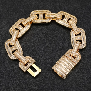 Macro di un bracciale hip hop dorato con zirconi baguette e tondi incastonati a pavé