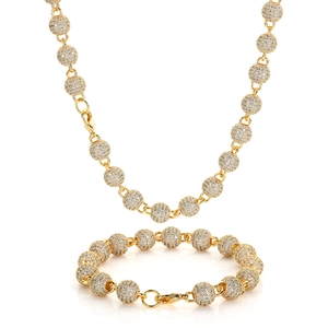 Détail du collier et bracelet à billes dorées 8mm sertis de micro-pavés de zircons