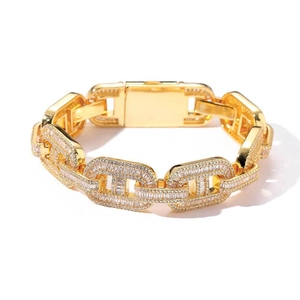 Lussuoso bracciale a catena cubana dorata con zirconi baguette e chiusura a scatto sicura