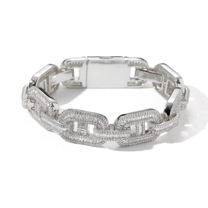 Dettaglio del bracciale a catena cubana color argento con zirconi cubici bianchi incastonati