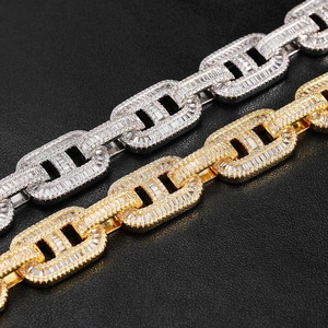 Macro di catene a maglia cubana con zirconi incastonati in finiture oro e argento