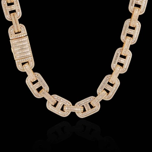Gros plan sur un collier hip hop en or avec maille marine et zircons micro-paves