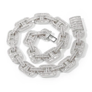 Dettaglio catena cubana 15mm con pavé di zirconi e fibbia di sicurezza robusta