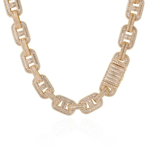 Dettaglio macro della catena cubana da 15 mm con zirconi a taglio baguette e maglie lucide