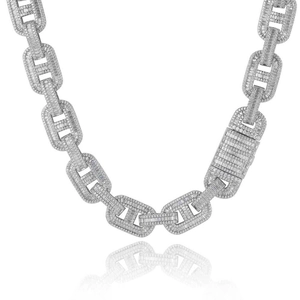 Dettaglio catena cubana 15mm con zirconi a baguette e tondi incastonati in argento