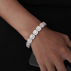 Détail macro du bracelet en argent avec maillons carrés et zircons cubiques scintillants