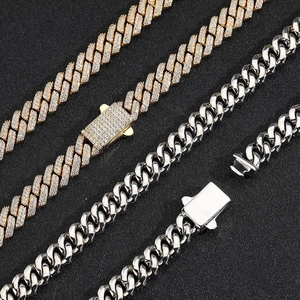 Detailansicht goldener eisgekühlter und silberner polierter 8mm Kubanischer Ketten