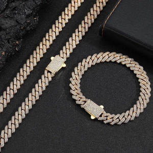 Detail der 8mm goldfarbenen kubanischen Kette mit doppelreihigen Zirkonia-Steinen