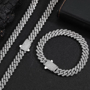 Makroaufnahme von 8mm Iced Out Cuban Link Halskette und Armband Set mit Federverschluss