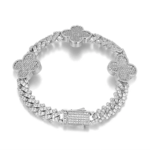 Dettaglio del bracciale a maglia cubana argento con zirconi e ciondoli a quadrifoglio