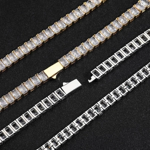 Vue détaillée de la chaîne tennis 6mm avec zircons baguette et fermoir de sécurité