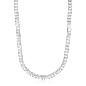 Détail d'un collier tennis 6mm en argent avec zircons taille émeraude et fermoir à cliquet