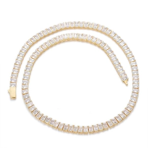 Collier tennis doré 6mm avec zircons rectangulaires coupe émeraude sur fond blanc pur