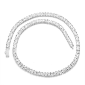 Vue détaillée d'un collier tennis en argent avec zircons rectangulaires et fermoir à cliquet