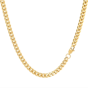 Gros plan d'un collier chaîne cubaine dorée en acier inoxydable avec fermoir mousqueton