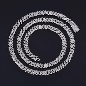 Gros plan d'un collier chaîne cubaine argentée de 12mm avec pierres zircones cubiques