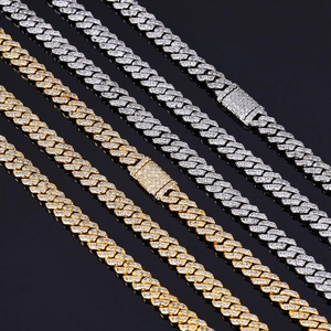 Détail de chaînes cubaines 6mm en or et argent avec pavé de strass scintillants