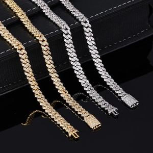 Bracelets cubains de 6 mm sertis de zircons en or et argent sur fond en cuir noir élégant