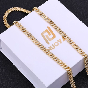 Chaîne à maillons cubains dorés de 6 mm sertie de zircons sur un coffret bijoux