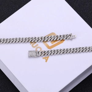 Vue macro d'une chaîne Cuban link 6mm avec pierres zircon et fermoir carré brillant