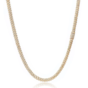 Détail du collier chaîne cubaine dorée sertie de zircons avec fermoir rectangulaire sécurisé