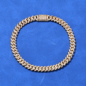 Bracelet gourmette cubaine de 6 mm plaqué or avec zircons cubiques sur fond bleu