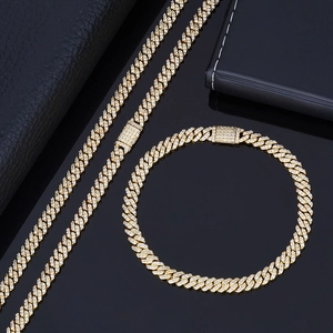 Détail du bracelet gourmette doré de 6 mm serti de zircons sur un miroir noir élégant