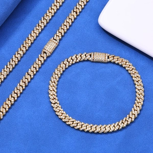 Détail d'un ensemble collier et bracelet maille cubaine dorée avec zircons blancs