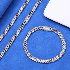 Détail d'un collier chaîne cubaine de 6mm argenté serti de zircons style hip hop
