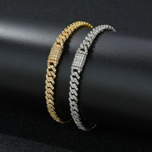 Gros plan de bracelets gourmette cubains 6mm en or et argent sertis de zircons