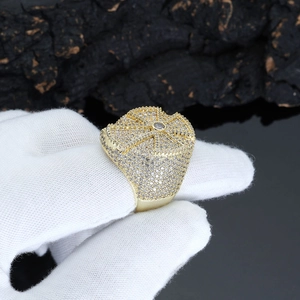 Dettaglio dell'anello croce hip hop con micropavé di zirconi bianchi incastonati