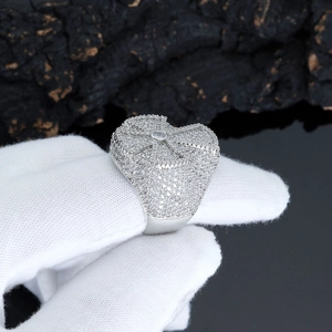 Anello hip-hop con croce in zirconi scintillanti e finitura in argento lucido uomo