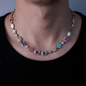 Collana a croce con gemme colorate e zirconi indossata da una modella elegante