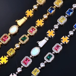 Bracelets tennis hip hop avec pierres colorées et pendentif croix jaune sur fond noir