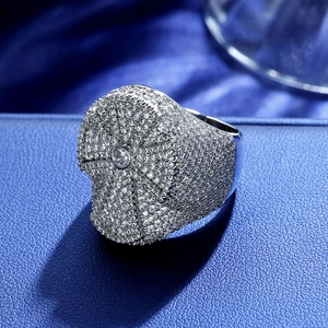 Anello hip hop da uomo con zirconi micro-pave e design a forma di scudo in argento