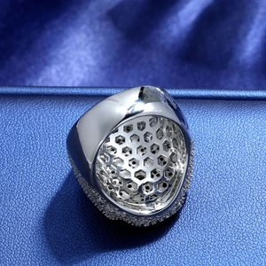 Dettaglio macro della struttura interna a nido d'ape e pavé di zirconi su anello hip hop