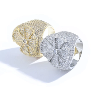 Anello hip hop ghiacciato con croce di zirconi, finiture oro e argento
