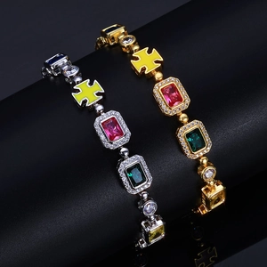 Vue macro de bracelets hip hop en or et argent avec zircons colorés et détails d'étoiles