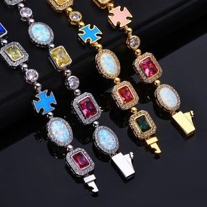 Bracelet hip-hop avec opales colorées et accents de croix en finitions argent et or