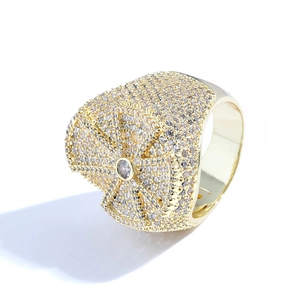 Dettaglio dell'anello hip hop a croce dorato con zirconi e design a fascia larga