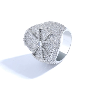 Vista macro dell'anello hip hop argento con micro-pavé di pietre di zircone bianco