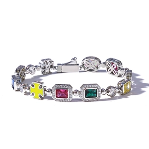Détail d'un bracelet hip hop avec des pierres précieuses colorées et un pendentif croix jaune