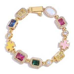 Dettaglio macro del bracciale hip hop dorato con gemme colorate e opale lucido