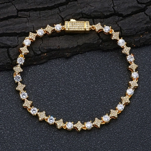 Dettaglio di un bracciale tennis dorato da 6 mm con elementi a stella e chiusura a scatola