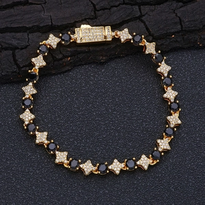Dettaglio macro del bracciale tennis dorato da 6mm con zirconi neri e maglie a stella