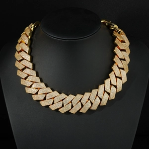 Detaillierte Nahaufnahme einer goldenen Iced-Out Gliederkette mit weißem Zirkonia-Besatz