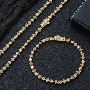 Dettaglio di catena tennis hip hop dorata da 6 mm con zirconi a forma di stella